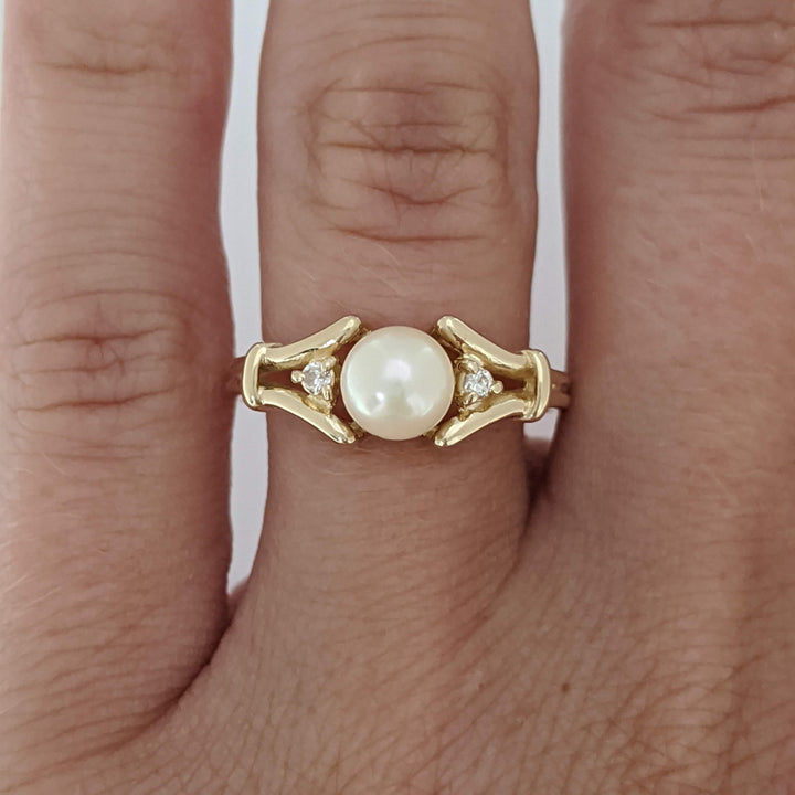 14K PEARL ROUND 5.5MM WITH (2) MELEE ESTATE RING 2.5 GRAMS