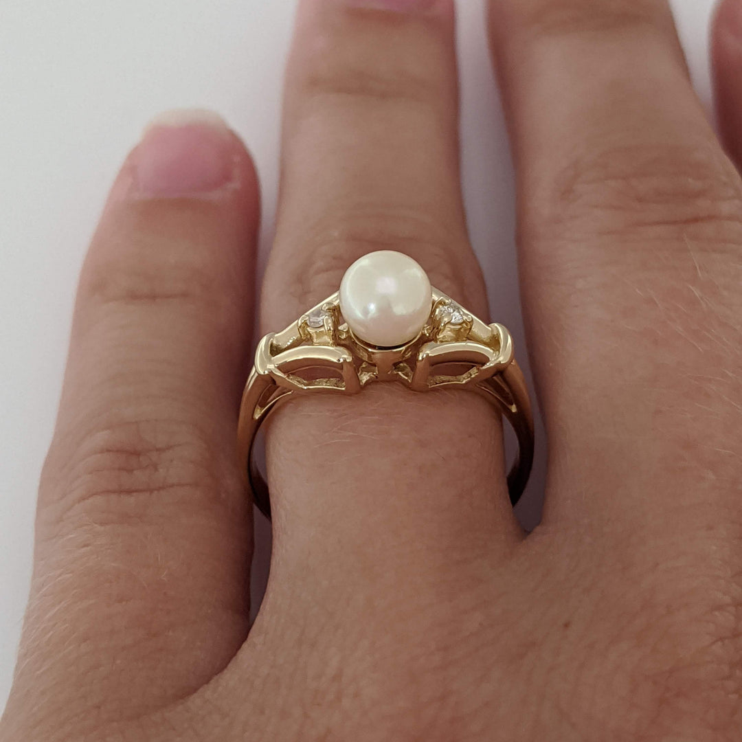14K PEARL ROUND 5.5MM WITH (2) MELEE ESTATE RING 2.5 GRAMS