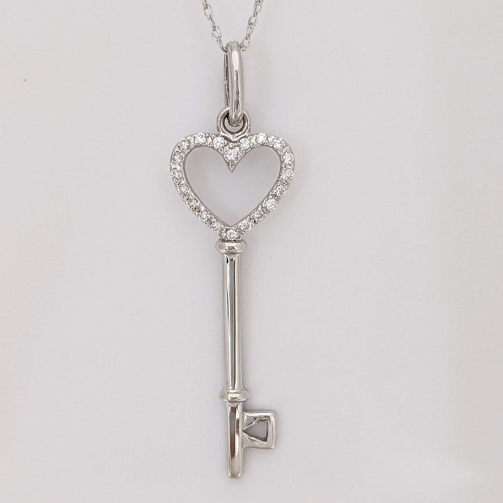 14K WHITE DIAMOND ROUND MELEE HEART KEY ESTATE PENDANT & CHAIN 1.9 GRAMS