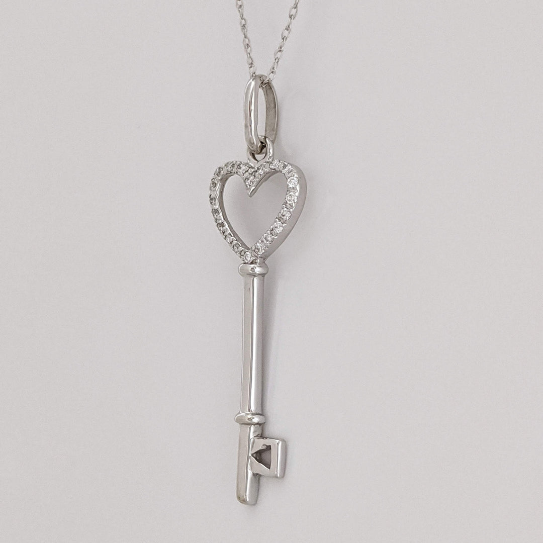 14K WHITE DIAMOND ROUND MELEE HEART KEY ESTATE PENDANT & CHAIN 1.9 GRAMS