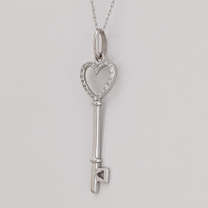 14K WHITE DIAMOND ROUND MELEE HEART KEY ESTATE PENDANT & CHAIN 1.9 GRAMS
