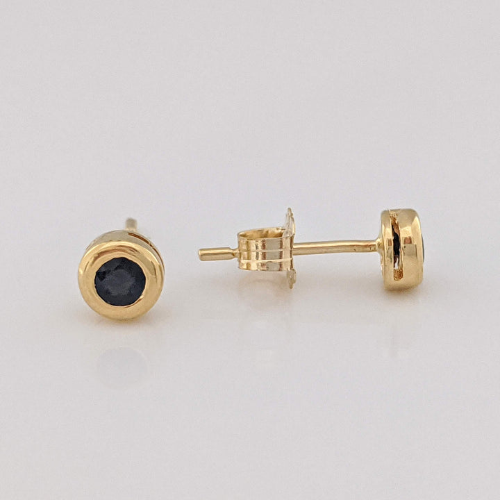 18K SAPPHIRE ROUND 2.0MM BEZEL ESTATE STUD EARRINGS 0.8 GRAMS