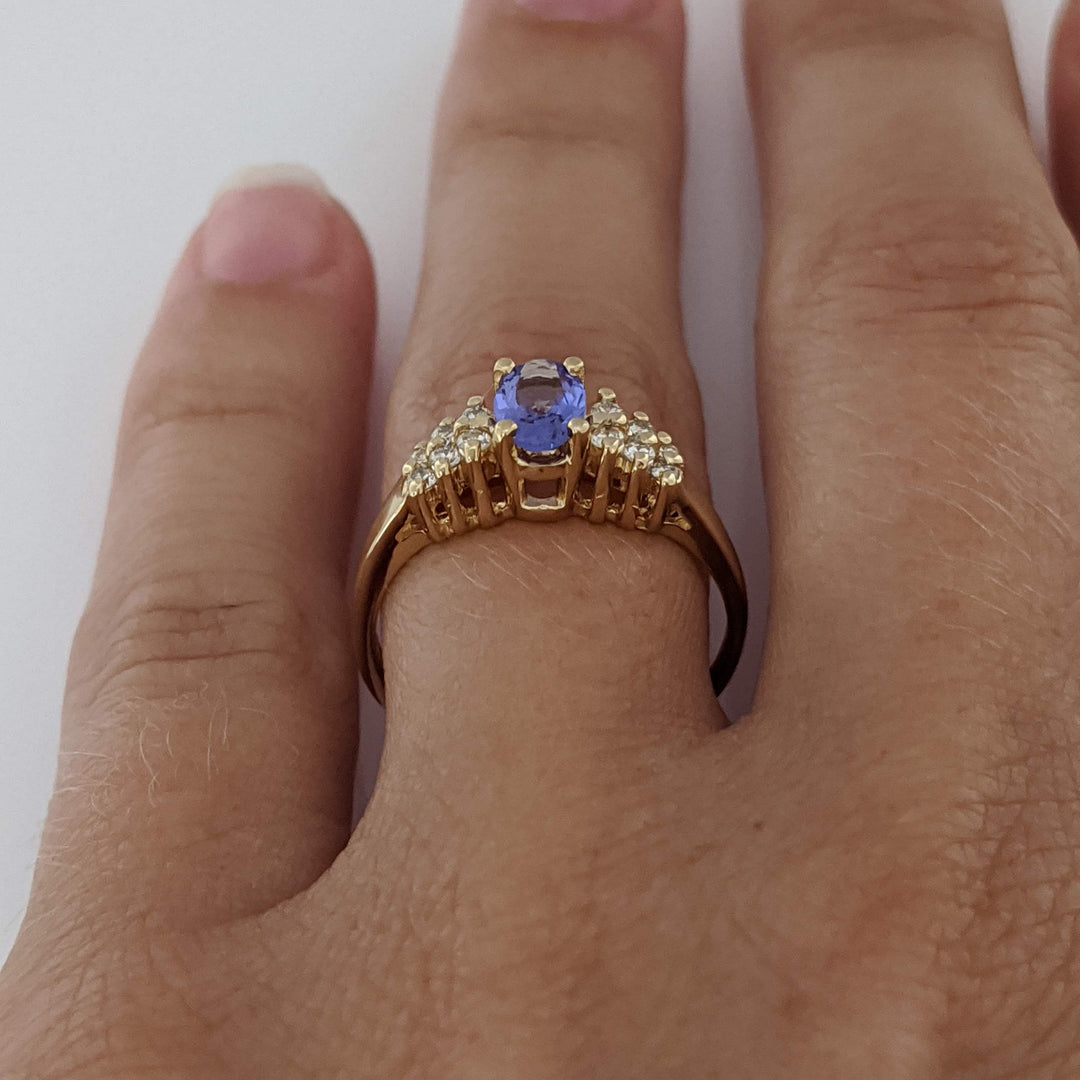 14K TANZANITE OVAL 4X6 WITH (12) MELEE ESTATE RING 2.2 GRAMS