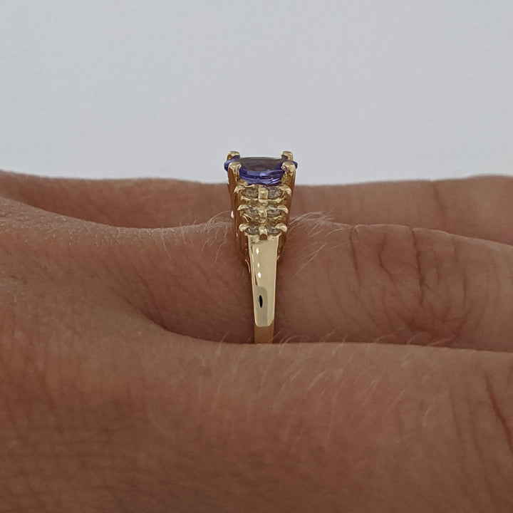 14K TANZANITE OVAL 4X6 WITH (12) MELEE ESTATE RING 2.2 GRAMS