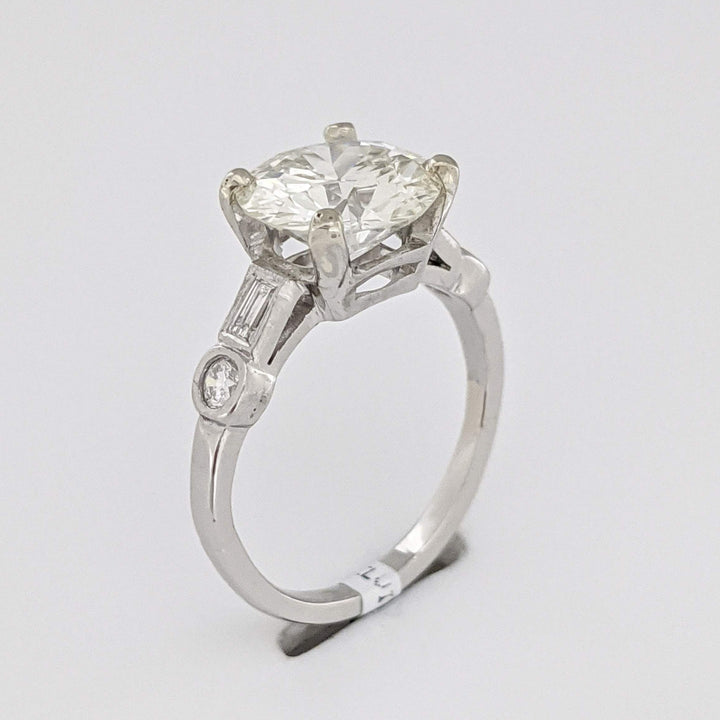 PLATINUM 2.17 CARAT TOTAL VS2 K DIAMOND ROUND WITH (2) ROUND (2) BAGUETTE ESTATE RING 3.9 GRAMS