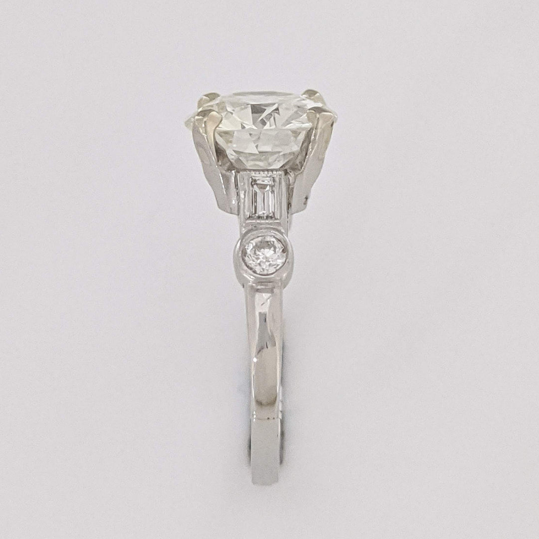 PLATINUM 2.17 CARAT TOTAL VS2 K DIAMOND ROUND WITH (2) ROUND (2) BAGUETTE ESTATE RING 3.9 GRAMS