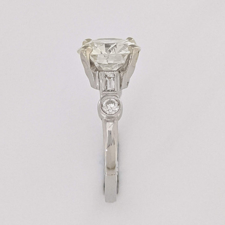 PLATINUM 2.17 CARAT TOTAL VS2 K DIAMOND ROUND WITH (2) ROUND (2) BAGUETTE ESTATE RING 3.9 GRAMS