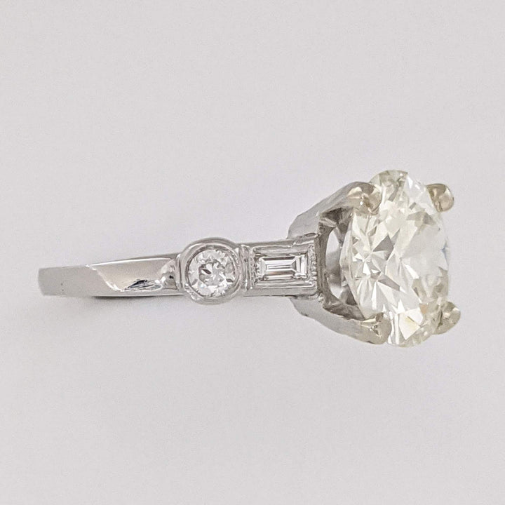 PLATINUM 2.17 CARAT TOTAL VS2 K DIAMOND ROUND WITH (2) ROUND (2) BAGUETTE ESTATE RING 3.9 GRAMS
