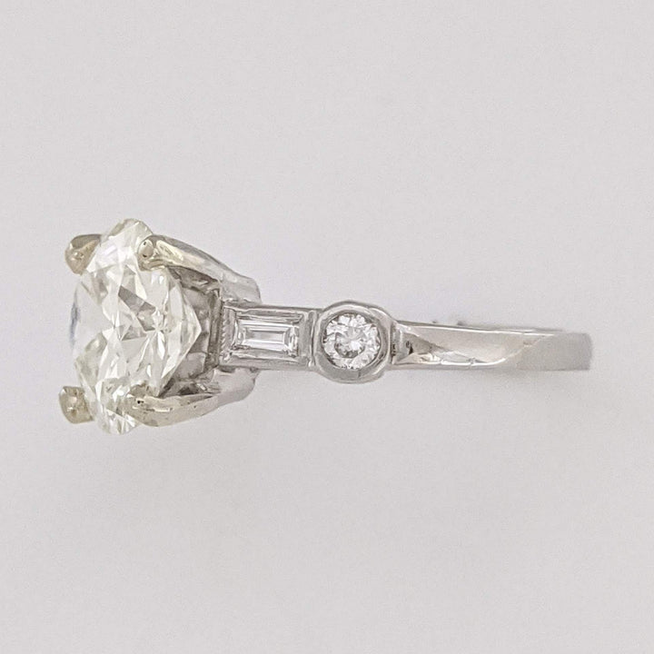 PLATINUM 2.17 CARAT TOTAL VS2 K DIAMOND ROUND WITH (2) ROUND (2) BAGUETTE ESTATE RING 3.9 GRAMS
