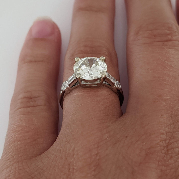 PLATINUM 2.17 CARAT TOTAL VS2 K DIAMOND ROUND WITH (2) ROUND (2) BAGUETTE ESTATE RING 3.9 GRAMS