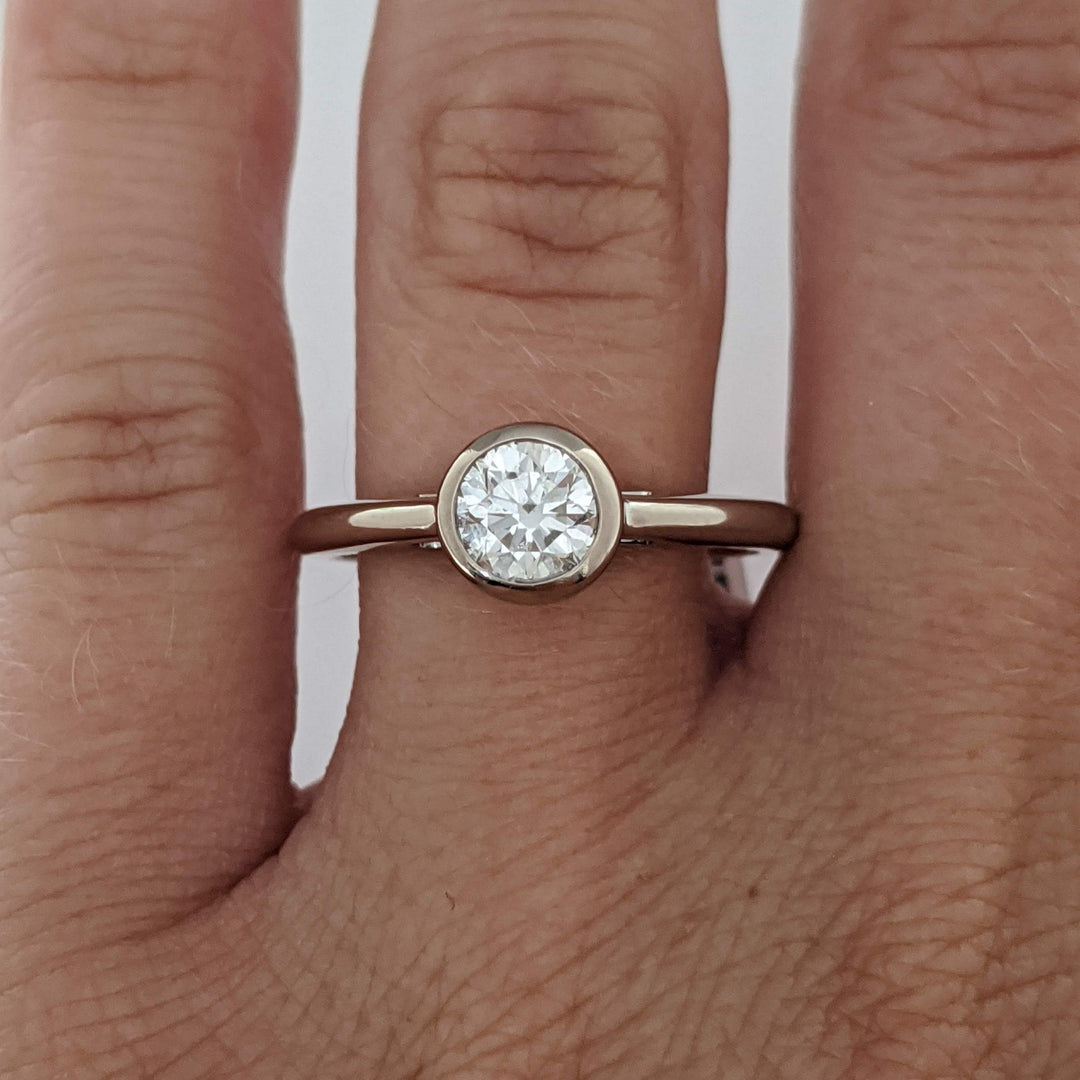 14K WHITE .72 CARAT TOTAL VS2 J DIAMOND ROUND ESTATE BEZEL RING 3.5 GRAMS