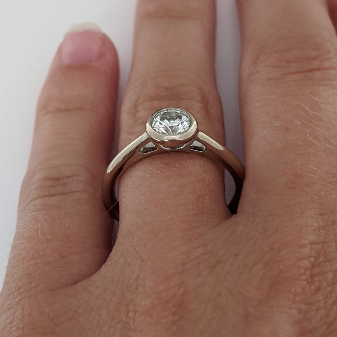 14K WHITE .72 CARAT TOTAL VS2 J DIAMOND ROUND ESTATE BEZEL RING 3.5 GRAMS