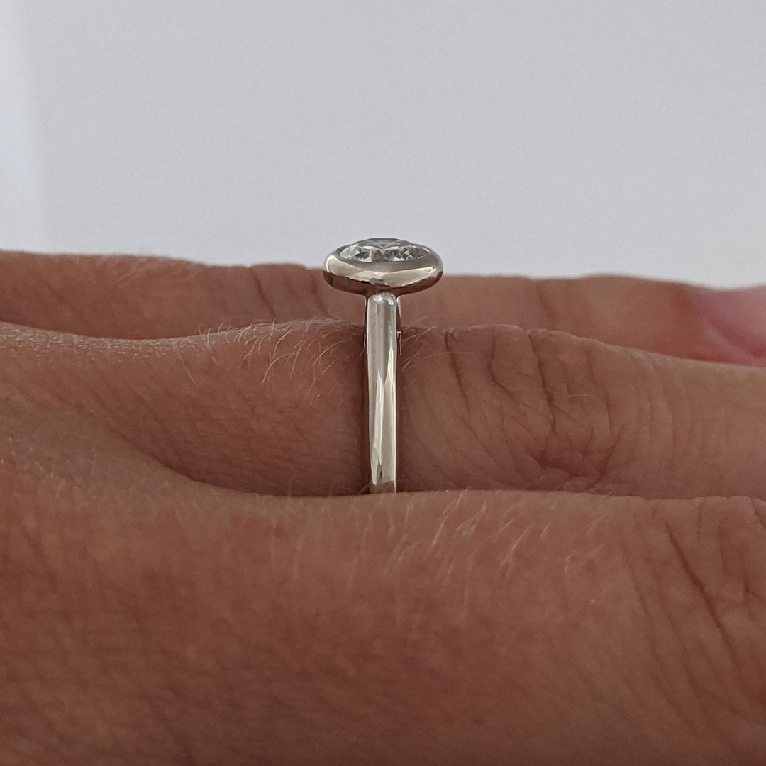 14K WHITE .72 CARAT TOTAL VS2 J DIAMOND ROUND ESTATE BEZEL RING 3.5 GRAMS