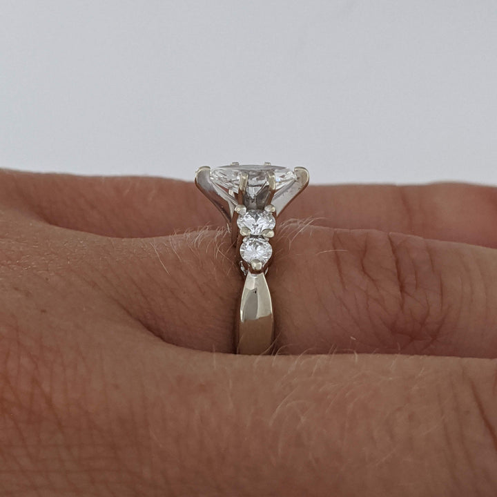 14K WHITE 1.00 CARAT TOTAL WEIGHT VS1 H DIAMOND MARQUISE (1) ROUND (4) ESTATE RING 4.1 GRAMS