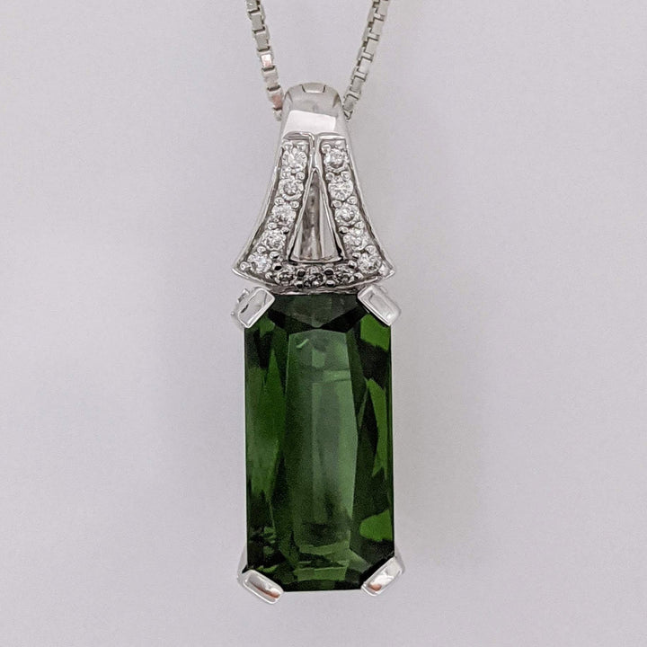 18K WHITE GREEN TOURMALINE EMERALD CUT 7X14 WITH .25 DIAMOND TOTAL WEIGHT ESTATE PENDANT & 14K CHAIN 5.4 GRAMS