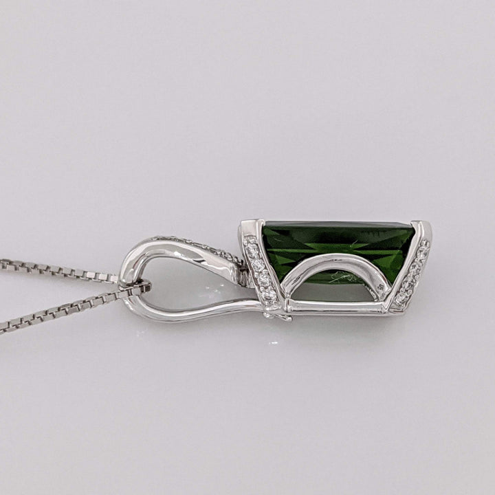 18K WHITE GREEN TOURMALINE EMERALD CUT 7X14 WITH .25 DIAMOND TOTAL WEIGHT ESTATE PENDANT & 14K CHAIN 5.4 GRAMS