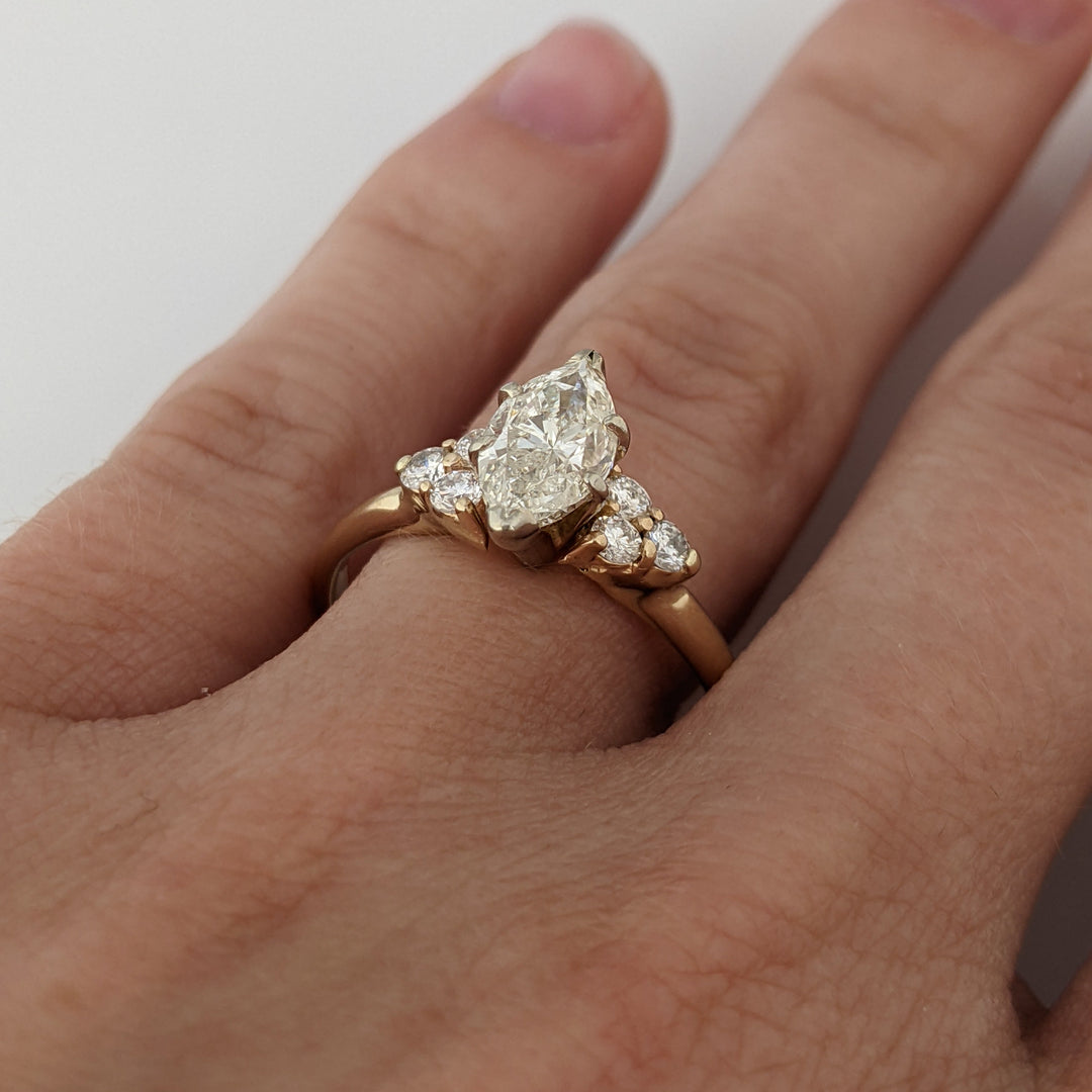 14K 1.36 CARAT TOTAL WEIGHT I1 K DIAMOND MARQUISE WITH (6) ROUND MELEE ESTATE RING 3.0 GRAMS