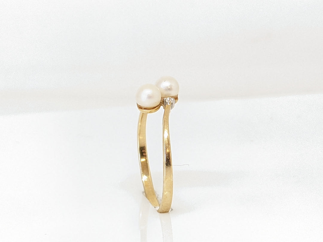 14k PEARL ROUND (2) 4MM BYPASS WITH MELEE ESTATE RING 1.4 GRAMS