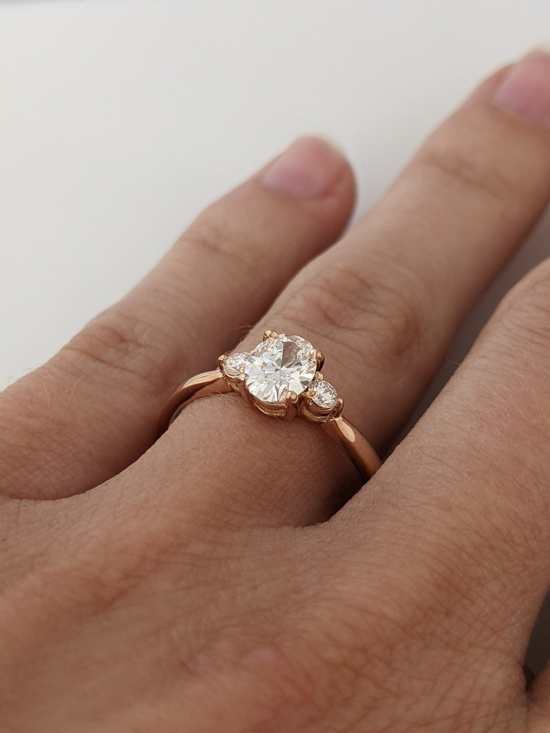 14K ROSE .84 CARAT TOTAL WEIGHT VS2 F DIAMOND OVAL WITH TWO ROUND ESTATE RING 2.3 GRAMS
