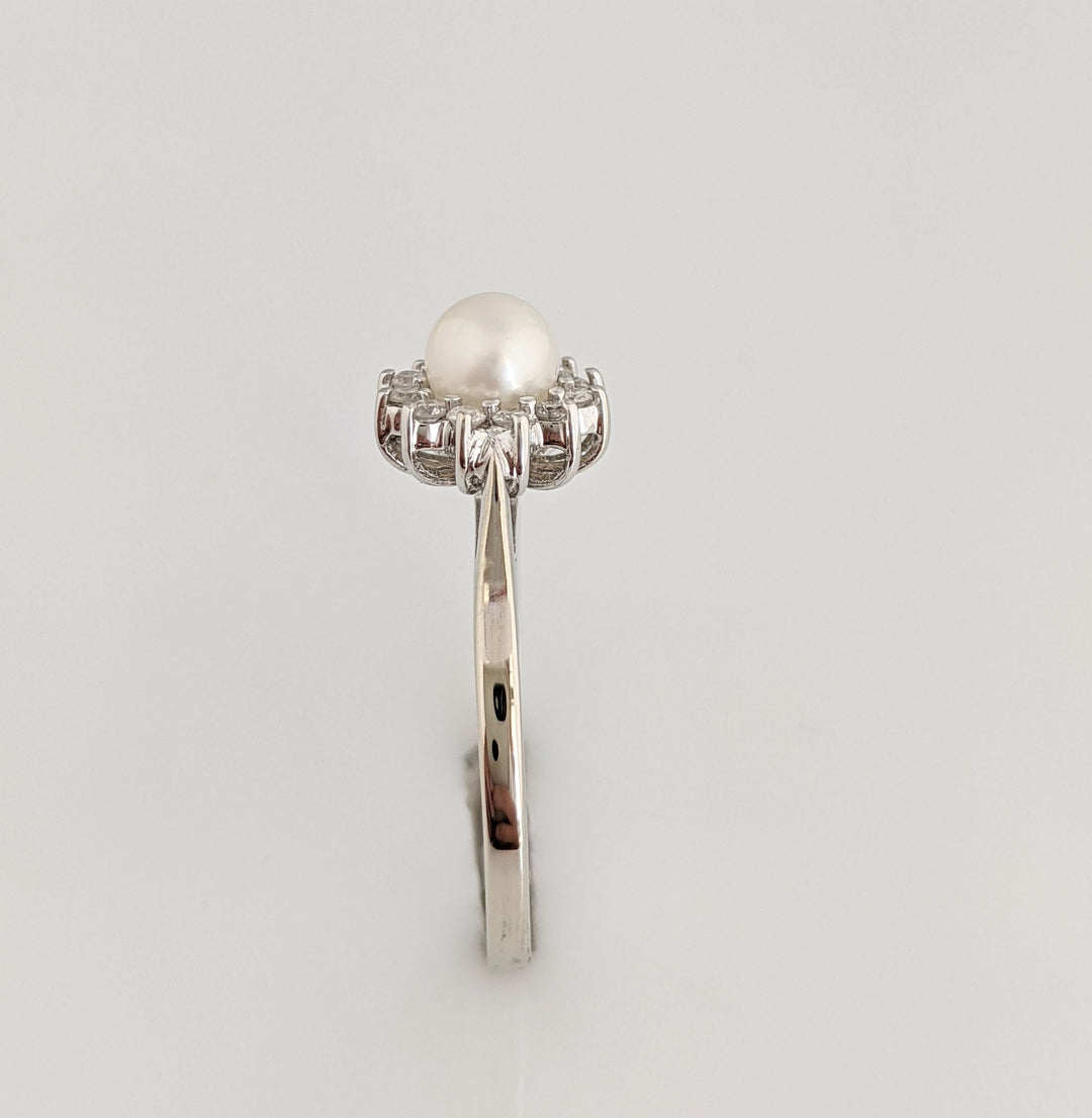 10KW PEARL ROUND 5.5MM WITH 12 DIAMONDS ESTATE 2.2 GRAMS