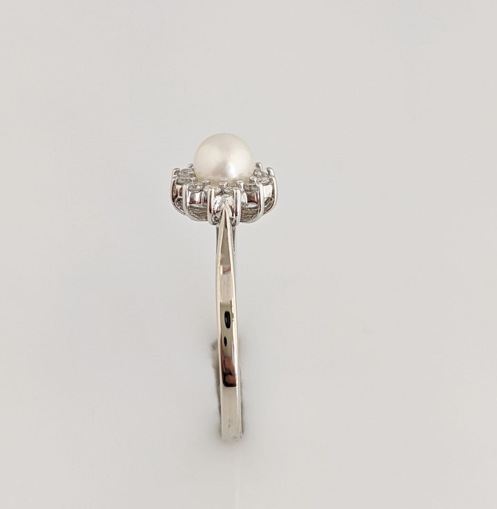 10KW PEARL ROUND 5.5MM WITH 12 DIAMONDS ESTATE 2.2 GRAMS