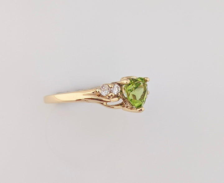 10K PERIDOT HEART 6MM WITH FOUR ROUND CUBIC ZIRCONIA ESTATE RING 1.7 GRAMS