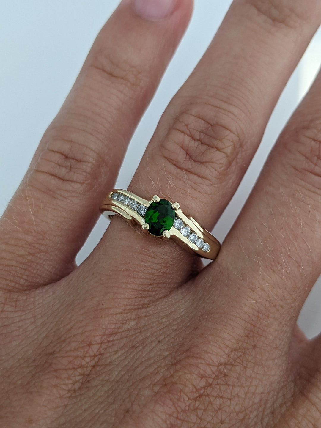 10K GREEN TOURMALINE OVAL 3X4 WITH 10 MELEE DIAMOND ESTATE RING 2.6 GRAMS