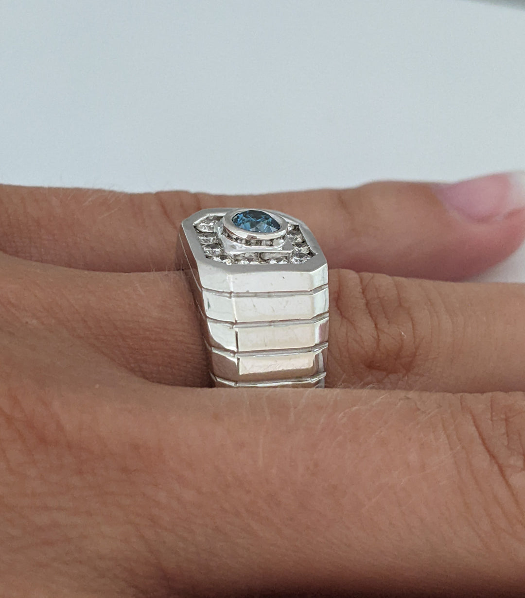 14KW .75 CARAT TOTAL WEIGHT DIAMOND BLUE AND 12 ROUND WHITE ESTATE RING 14.2 GRAMS