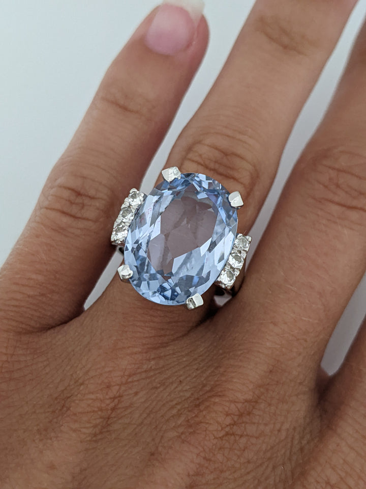 14KW BLUE TOPAZ OVAL 12.5X18 WITH 6 DIAMOND ROUNDS ESTATE RING 10.7 GRAMS