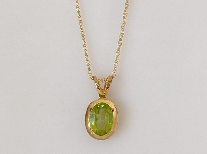 14K PERIDOT OVAL 5X7 GOLD TRIM PENDANT AND CHAIN 1.3 GRAMS
