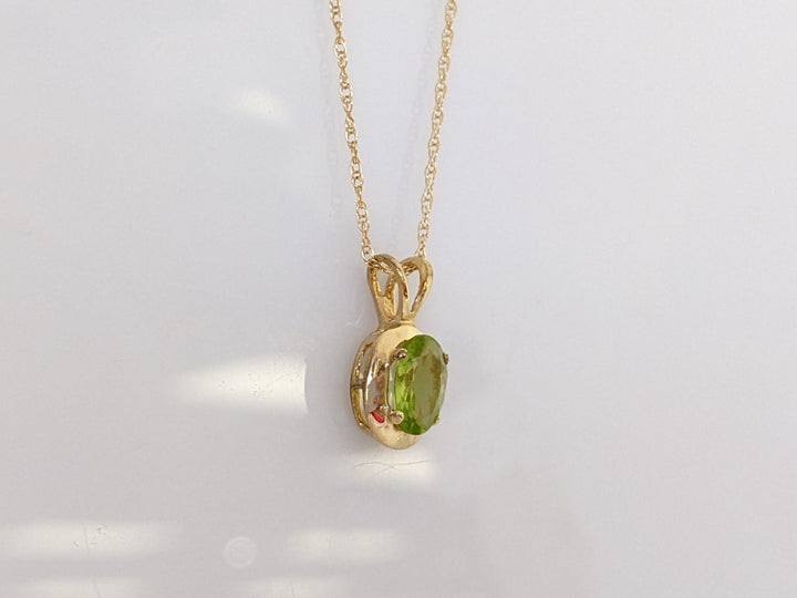 14K PERIDOT OVAL 5X7 GOLD TRIM PENDANT AND CHAIN 1.3 GRAMS