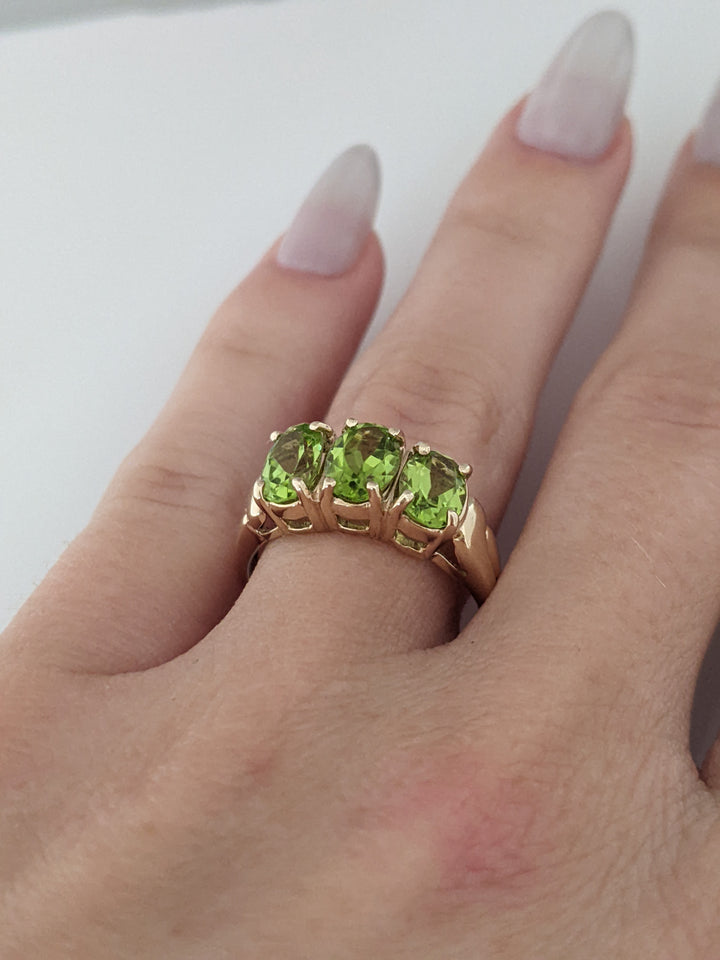 10K PERIDOT OVAL (3) 5X7 ESTATE RING 2.7 GRAMS