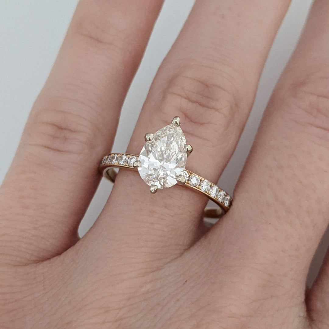 14K 1.83 CARAT TOTAL WEIGHT SI1 I DIAMOND PEAR WITH (16) ROUND MELEE ESTATE RING 2.5 GRAMS