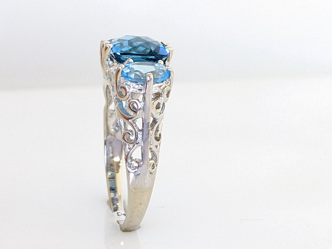 10K WHITE GOLD BLUE TOPAZ CUSHION CUT 8MM WITH TWO OVAL ESTATE RING 3.6 GRAMS