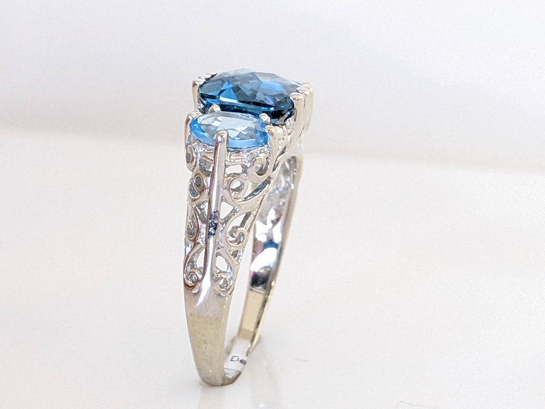 10K WHITE GOLD BLUE TOPAZ CUSHION CUT 8MM WITH TWO OVAL ESTATE RING 3.6 GRAMS