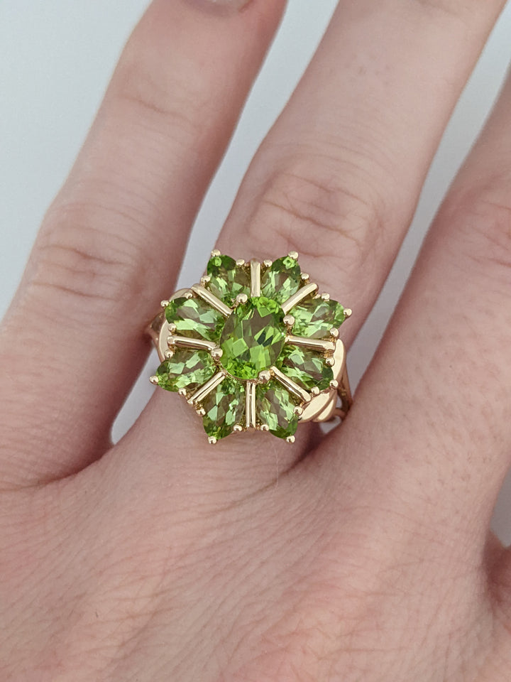 10K PERIDOT OVAL 5X7 WITH (8) 3X5 OVAL ESTATE RING 3.2 GRAMS