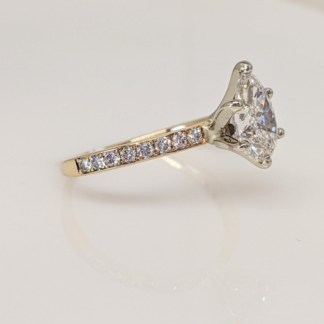 14K 1.83 CARAT TOTAL WEIGHT SI1 I DIAMOND PEAR WITH (16) ROUND MELEE ESTATE RING 2.5 GRAMS