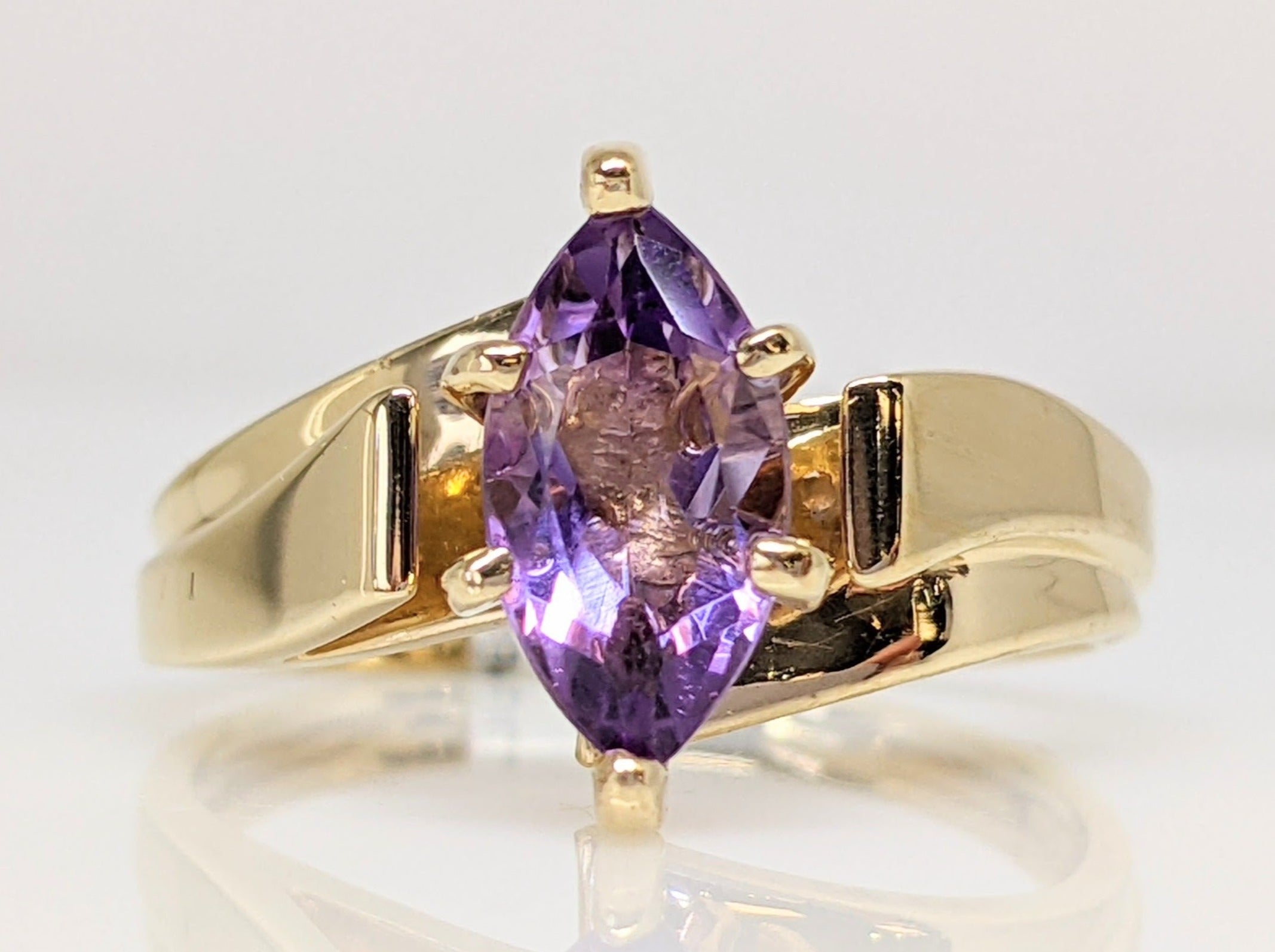 10Kt Yellow Gold Marquise Cut Amethyst Ring good