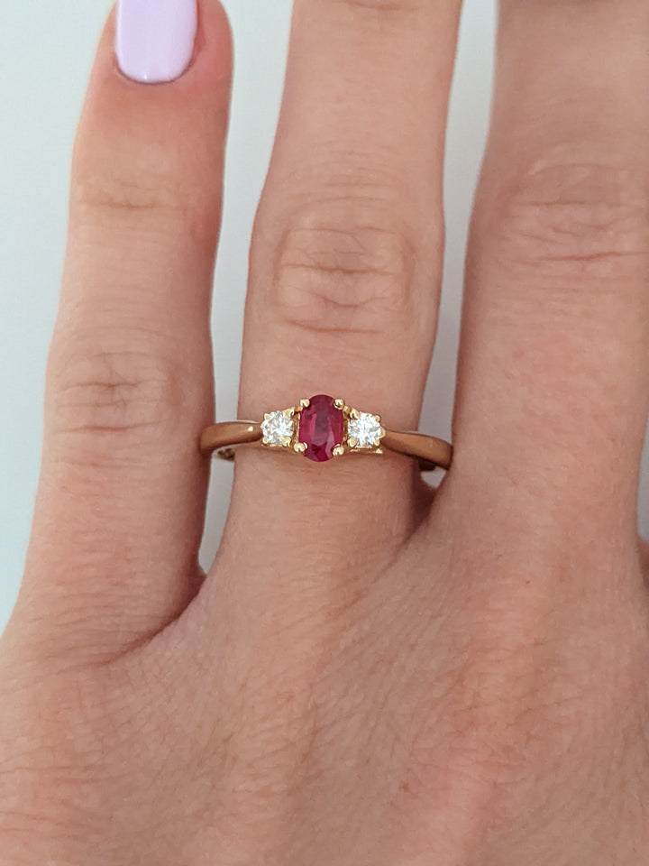14K RUBY OVAL 3X5 WITH (2) DIAMONDS ESTATE RING 2.7 GRAMS