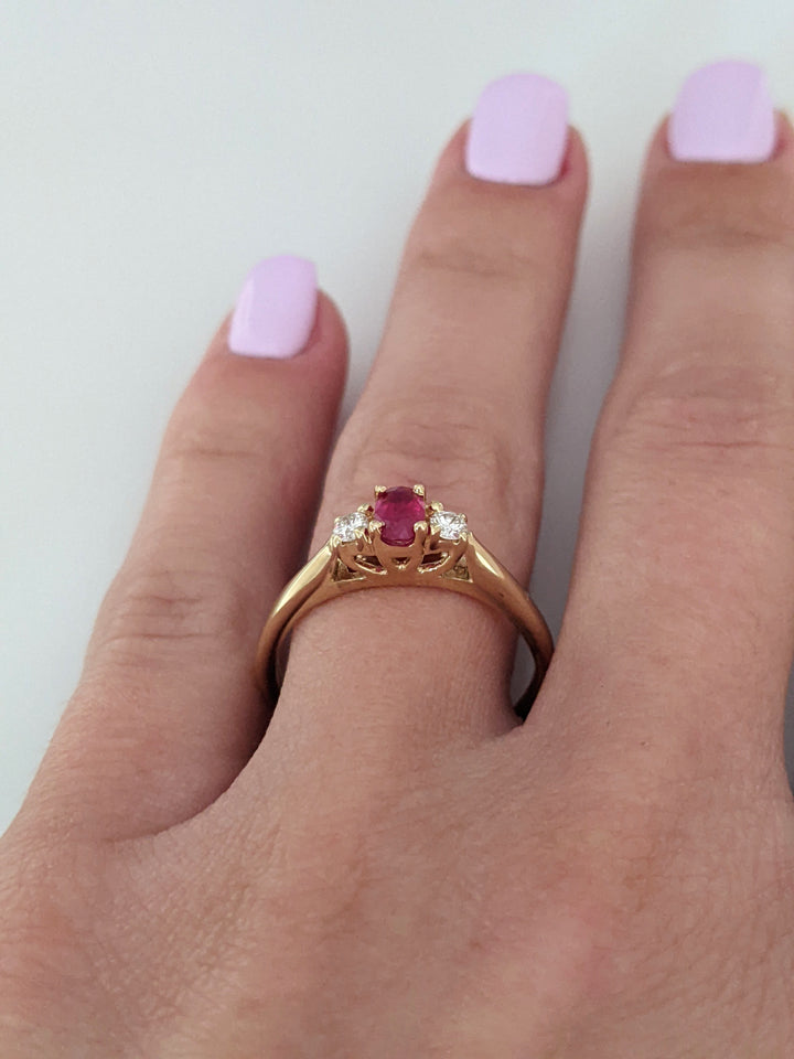 14K RUBY OVAL 3X5 WITH (2) DIAMONDS ESTATE RING 2.7 GRAMS