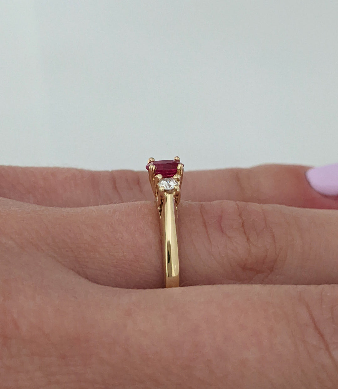 14K RUBY OVAL 3X5 WITH (2) DIAMONDS ESTATE RING 2.7 GRAMS