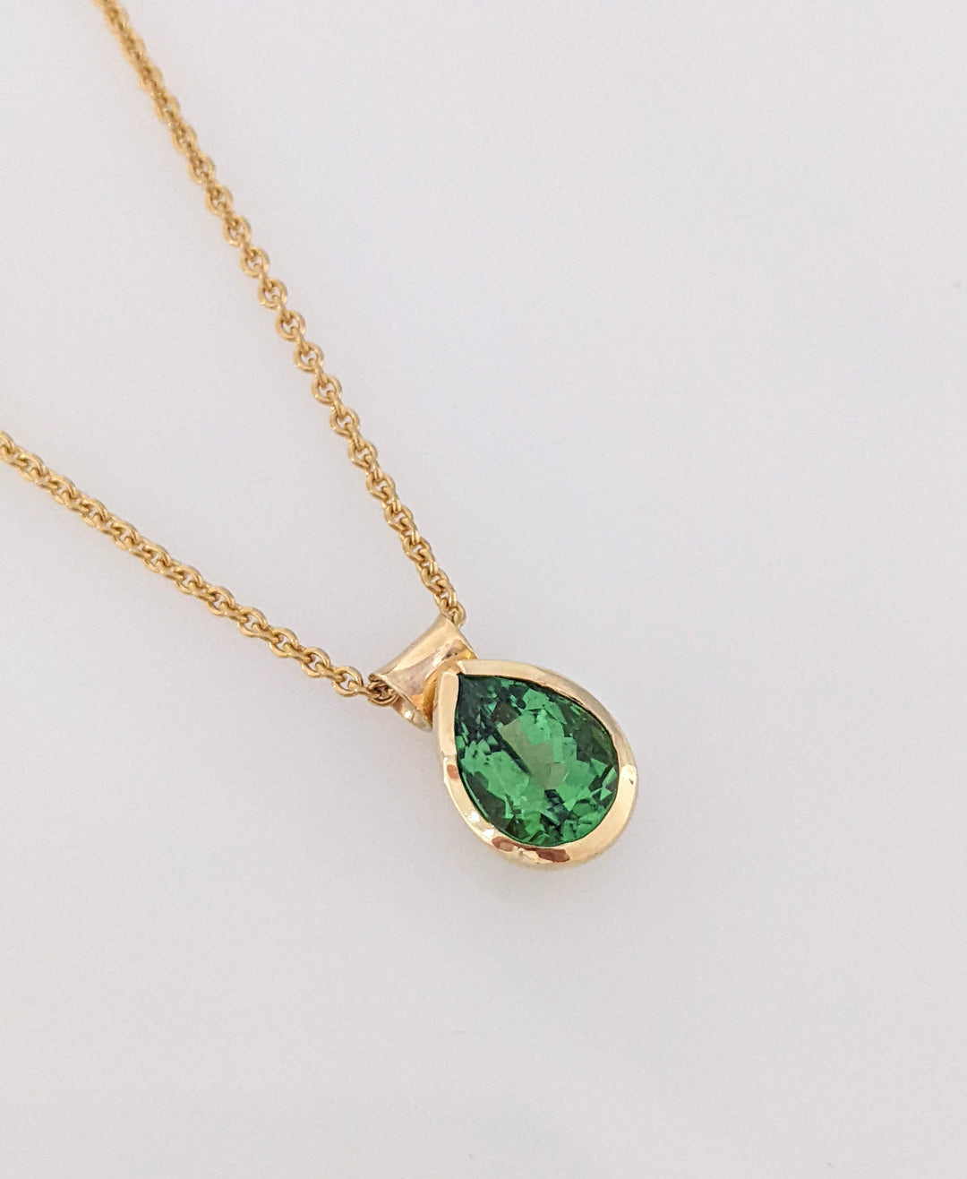 14K GREEN TOURMALINE PEAR 6X8 ESTATE PENDANT & 18K CHAIN 5.1 GRAMS