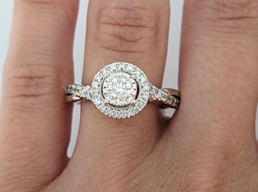 14K WHITE .66 CARAT TOTAL WEIGHT I1 I DIAMOND ROUND (46) HALO ESTATE RING 4.5 GRAMS