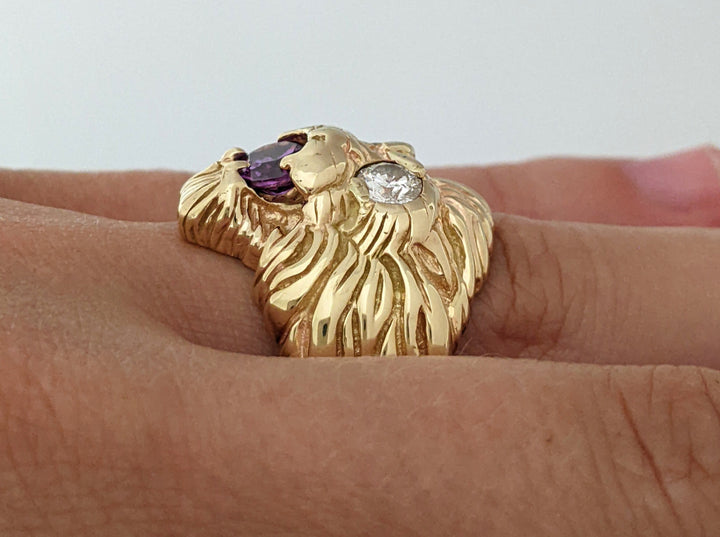 14K .66CTW SI2-I1 J DIAMOND ROUND (2) WITH 5.5MM AMETHYST LION ESTATE RING 15.3 GRAMS