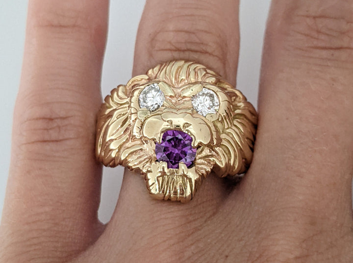 14K .66CTW SI2-I1 J DIAMOND ROUND (2) WITH 5.5MM AMETHYST LION ESTATE RING 15.3 GRAMS