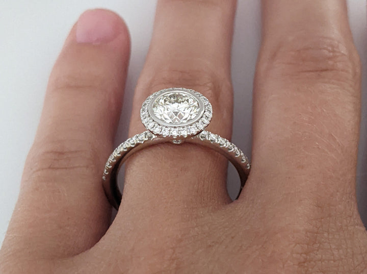 14K WHITE 1.50 CARAT TOTAL WEIGHT SI2 I DIAMOND ROUND (46) ESTATE BEZEL HALO RING 3.6 GRAMS