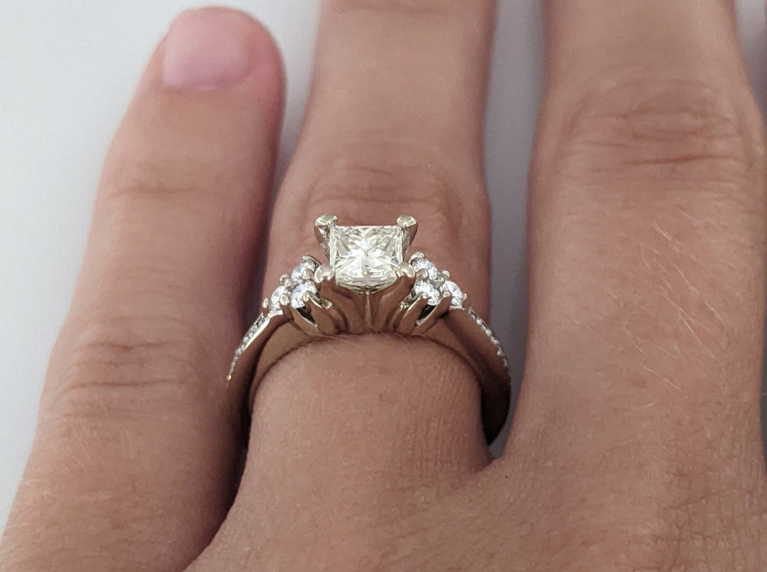 14K WHITE .72 CARAT TOTAL WEIGHT SI2-I1 H DIAMOND PRINCESS CUT (1) ROUND ESTATE RING 3.2 GRAMS