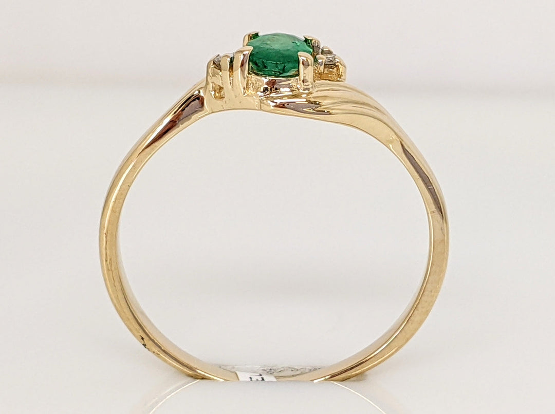 14K EMERALD "C" OVAL 4X6 WITH (2) MELEE ESTATE RING 2.4 GRAMS