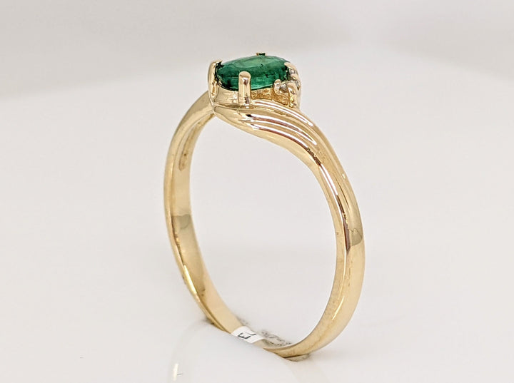 14K EMERALD "C" OVAL 4X6 WITH (2) MELEE ESTATE RING 2.4 GRAMS