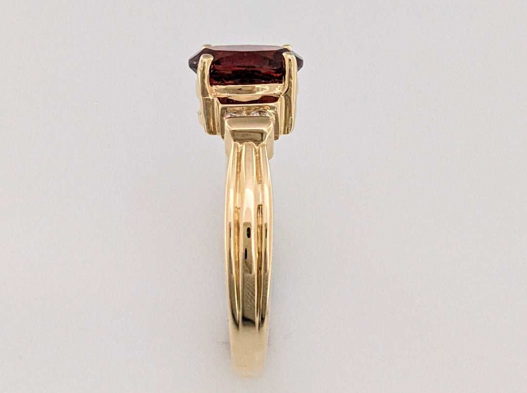 14K GARNET OVAL 6X8 WITH (4) MELEE ESTATE RING 2.7 GRAMS